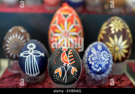 Senftenberg, Germania. Undicesimo Mar, 2015. Verniciato colorato le uova di Pasqua sono in mostra presso il Museo in Senftenberg, Germania, 11 marzo 2015. Più di 1000 Decorato artisticamente le uova di pasqua da 50 paesi in via di sviluppo vengono presentati alla fiera "Rund ums Ei' (tutto su uovo) che corre fino al 14 marzo 2015. Credito: dpa picture alliance/Alamy Live News Foto Stock