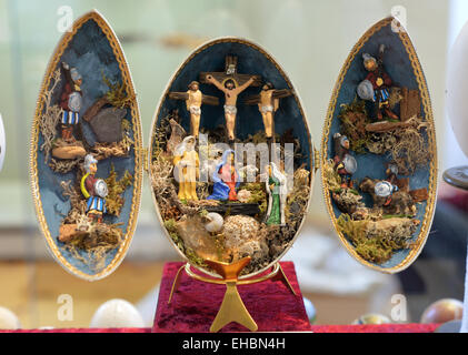 Senftenberg, Germania. Undicesimo Mar, 2015. Un colorato dipinto di uovo di Pasqua con un motivo Chrstian è in mostra presso il Museo in Senftenberg, Germania, 11 marzo 2015. Più di 1000 Decorato artisticamente le uova di pasqua da 50 paesi in via di sviluppo vengono presentati alla fiera "Rund ums Ei' (tutto su uovo) che corre fino al 14 marzo 2015. Credito: dpa picture alliance/Alamy Live News Foto Stock