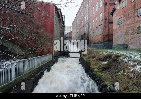 Acqua Rushimg verso il basso dalla parte superiore della strada dietro tutta la casa Foto Stock