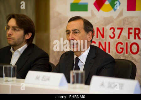 Talia. Milano, Trenitalia presenta la sua nuova livrea treno FrecciaRossa Rho Fiera Milano Expò 2015. Giuseppe Sala Foto Stock