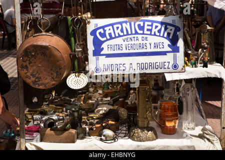 Argentina, Buenos Aires, San Telmo domenica street market, antiquariato sul bric a brac in stallo Foto Stock