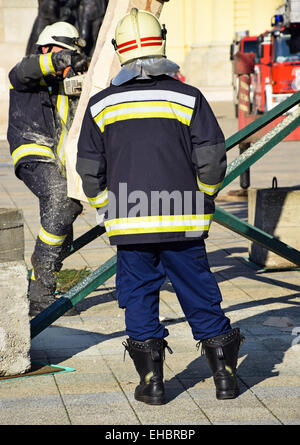 I vigili del fuoco stanno lavorando Foto Stock