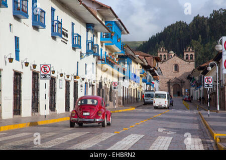 Balcone in legno, Cusco, Provincia di Urubamba, Perù Foto Stock