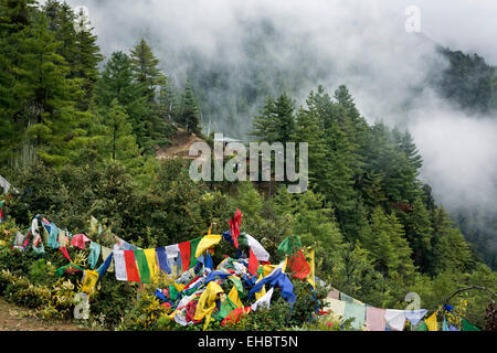 Il Bhutan - preghiera rinforzo del flag di traccia per Taktshang Goemba, (Tiger's Nest monastero), vicino a casa da tè e caffetteria. Foto Stock