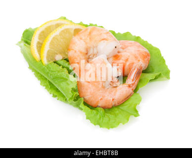 Gamberi cotti con il limone su foglie di insalata. Isolato su sfondo bianco Foto Stock