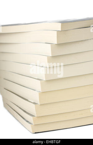 Pila di libri in brossura su sfondo bianco Foto Stock