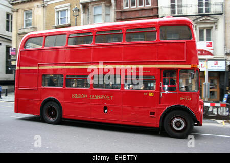 Londra - APRILE 5,2008: Patrimonio Routemaster Bus operante a Londra il 5 aprile 2008 a Londra, Regno Unito. Foto Stock