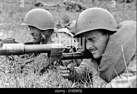 Rosso soldati dell esercito nel Caucaso del Nord circa 1944. Che indossano il problema standard SSh-40 Stalshlyem acciaio casco. Foto Stock