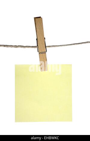Nota adesiva appeso su una spina da una linea Foto Stock