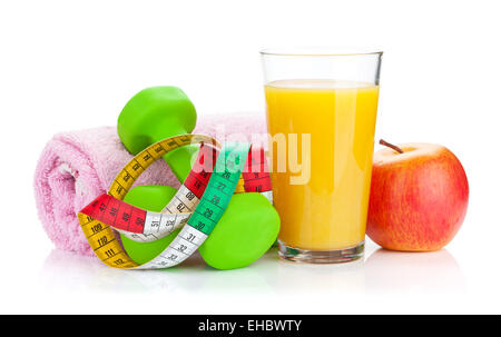 Due manubri verde, metro a nastro e succo di arancia. Fitness e salute. Isolato su sfondo bianco Foto Stock