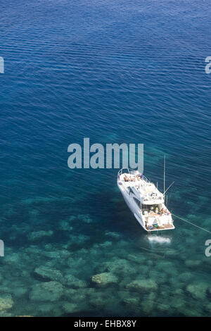 Vista dall'alto di una nave ancorata sul limpido mare Foto Stock