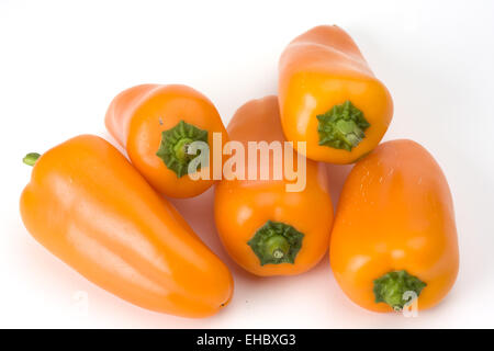 Cinque orange peperoni su sfondo bianco Foto Stock