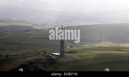 Vista aerea di Sutton Common torre radio a Croker Hill, Cheshire, Regno Unito Foto Stock