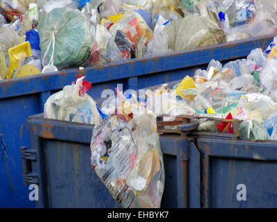 Il giallo dei sacchetti di plastica con rifiuti Foto Stock