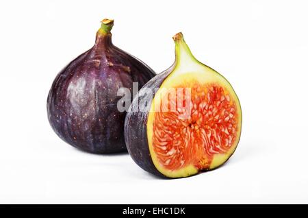 Fig a fette di frutta isolato su sfondo bianco Foto Stock