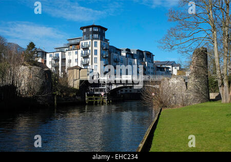 Carrow bridge e mura antiche della città di Norwich, Norfolk, Inghilterra Foto Stock