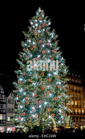 Illuminata gigantesco albero di Natale sulla Place Kleber square a tempo di Natale Strasburgo Alsace Francia Europa Foto Stock