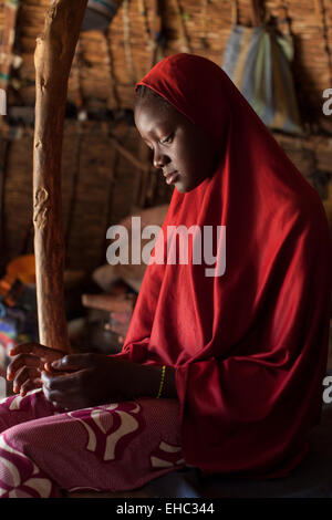 Tera, a ovest del Niger; Fatima Ismaghil, 13, è stato venduto da suo padre come un bambino sposa per 20 capre. Foto Stock