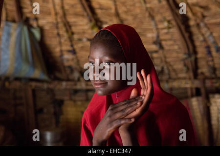 Tera, a ovest del Niger; Fatima Ismaghil, 13, è stato venduto da suo padre come un bambino sposa per 20 capre. Foto Stock