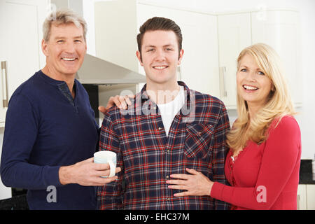 Ritratto di famiglia con figlio adulto a casa Foto Stock
