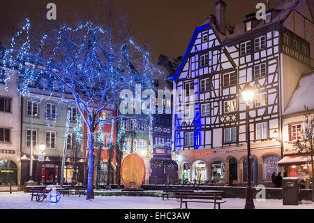 Nevoso 'Place des Tripiers' piazza di notte in tempo di Natale strada vuota, nessuno, nessuna gente, Strasburgo Alsazia Francia Europa Foto Stock