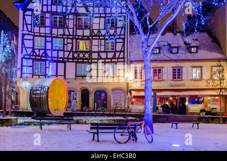 Nevoso 'Place des Tripiers' piazza di notte in tempo di Natale strada vuota, nessuno, nessuna gente, Strasburgo Alsazia Francia Europa Foto Stock