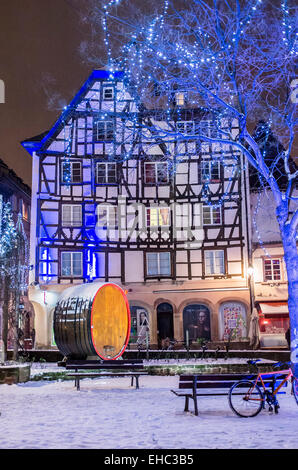 Nevoso 'Place des Tripiers' piazza di notte in tempo di Natale strada vuota, nessuno, nessuna gente, Strasburgo Alsazia Francia Europa Foto Stock