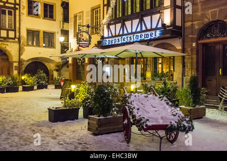 Nevoso 'Place du Marché aux Cochons de Lait' piazza di notte a Natale, strada vuota, nessuno, nessuna gente, Strasburgo Alsazia Francia Europa Foto Stock