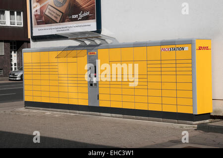 Un DHL PACK STAZIONE pacchetto unità di raccolta di Aachen, Germania. Foto Stock