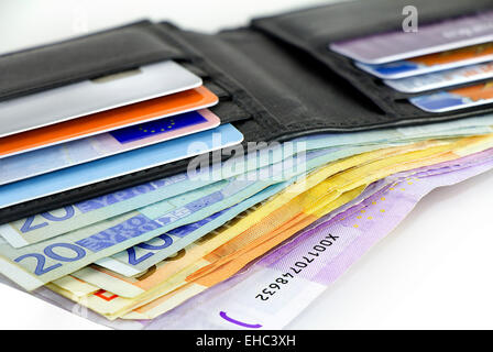 Un fascio di banconote e carte di credito in un nero portafoglio in pelle Foto Stock