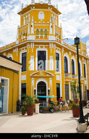 Cuba Sancti Spiritus Calle Independencia di colore giallo brillante dipinto TSD gruppo Caribe Hotel La Colonia cavallo & trappola carrello Foto Stock