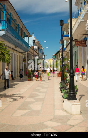 Cuba Sancti Spiritus Calle Independencia centro città centro via pedonale persone si affollano negozi i negozi Foto Stock