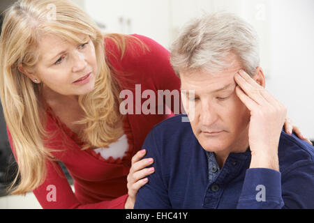 Donna matura consolante l uomo con la depressione Foto Stock