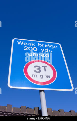 Cartello stradale che mostra massimo di 3 tonnellata di peso lordo per i veicoli che attraversano un debole Bridge, Regno Unito Foto Stock