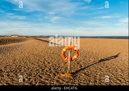 Shingle Street, Suffolk, Regno Unito. Una spiaggia remota e solitaria sulla costa orientale della Gran Bretagna, vicino a Orford Ness e Aldeburgh Foto Stock