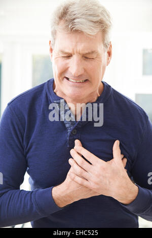 Uomo maturo sofferenza Cuore a casa Foto Stock