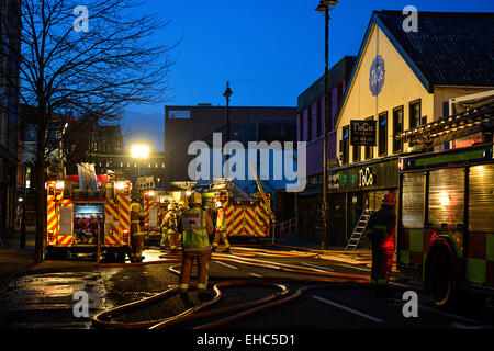 Londonderry, Irlanda del Nord. 11 marzo, 2015. Centotrenta sono i vigili del fuoco di affrontare un tripudio al Mandarin Palace ristorante cinese nel Queens Quay area di Londonderry. Un certo numero di appartamenti nelle vicinanze e le imprese sono state evacuate. Nel frattempo la causa di blaze non è ancora stata stabilita. Credito: George Sweeney/Alamy Live News Foto Stock