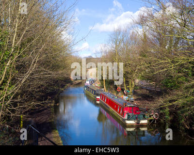 Narrowboats ormeggiato a Stourbridge Canal durante l'inverno, Prestwood, Staffordshire, England, Regno Unito Foto Stock