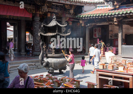 La gente brucia incenso, Tianhou tempio, Lukang Township, Changhua County, Taiwan Foto Stock