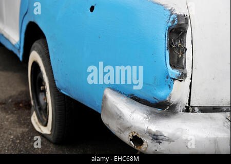 Dettaglio con un fanale posteriore mancanti da una indesiderata auto abbandonate Foto Stock