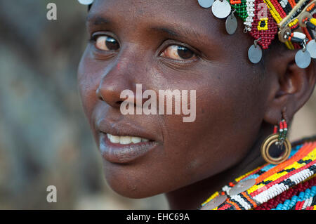 Giovane donna Samburu con colorati collane e copricapo, area Ngurunit, Kenya Foto Stock