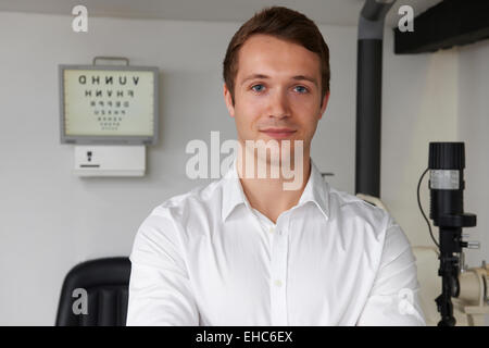 Ritratto di ottico maschio in optometria Foto Stock