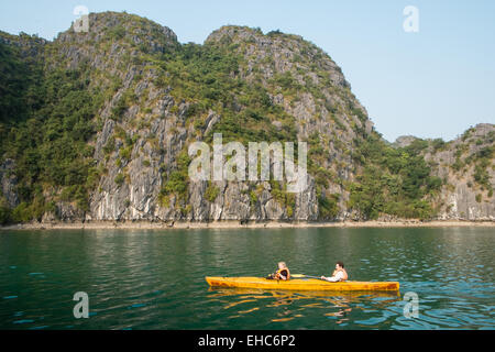 Canoa,canoisti, tra Carso montagne calcaree a Cat Ba National Park, Ha long,Halong Bay, Ha long,Halong Bay, Vietnam Foto Stock