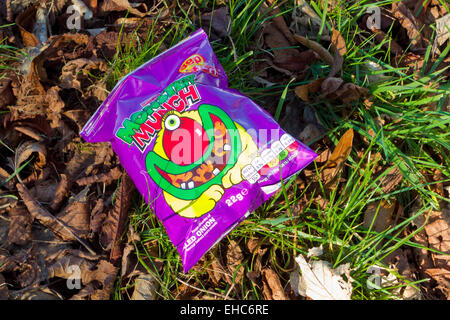 Svuotare Monster Munch pacchetto nitido il littering un prato, REGNO UNITO Foto Stock