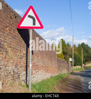 Mano sinistra RISCHIO DI PIEGARE cartello stradale, REGNO UNITO Foto Stock