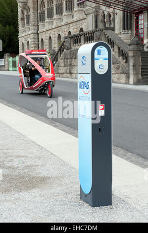 Auto elettrica punto di ricarica e di biciclette per i turisti a Koblenz Germania Foto Stock