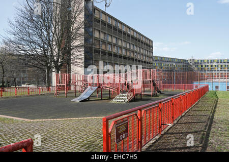 Park Hill appartamenti, proprietà di alloggi sociali e edificio in lista a Sheffield, ora tutti vuoti. Architettura brutalista inglese degli anni '60, parco giochi abbandonato Foto Stock