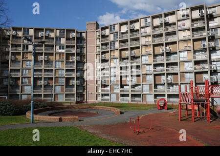 Appartamenti Park Hill, edificio classificato di secondo livello a Sheffield Inghilterra, Regno Unito, ora tutti vuoti. Architettura brutalista degli anni '1960 Foto Stock