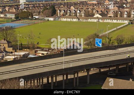 Autostrada M4 taglia attraverso la produzione di acciaio comune di Port Talbot, South Wales, Regno Unito e Unione europea. Foto Stock