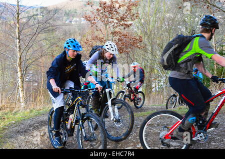 Piloti durante il POC Scottish Enduro in Orpington, Scottish Borders Foto Stock